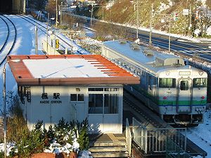 楓駅の駅舎全景です。